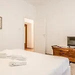 Easytopstay - Piazza Vescovio Spazioso Trilocale